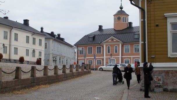 Площадь у старой ратуши в Порвоо Площадь у старой ратуши в Порвоо