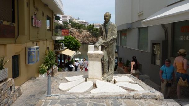 Памятник Руссоса Кундуроса на Острове Крит