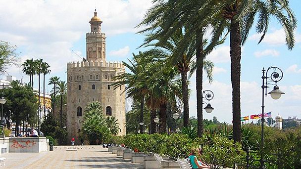 Мавританская башня Torre del Oro в Севильи