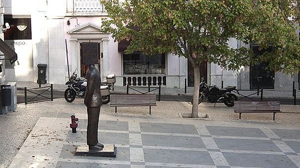 Памятник Фернанду Пессоа в Лиссабоне