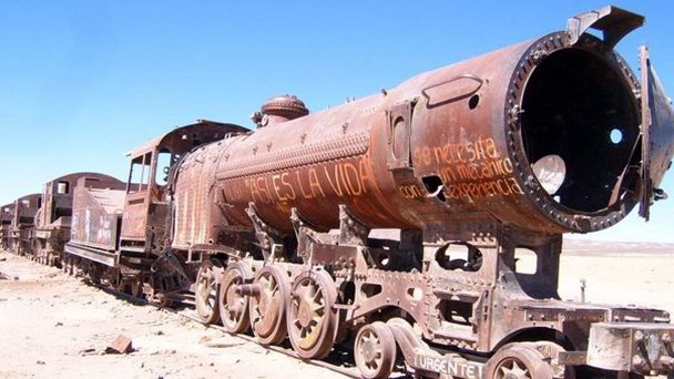 Кладбище паровозов в Уюни Кладбище паровозов в Уюни