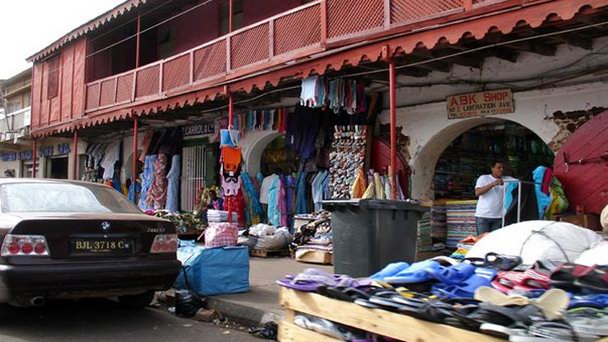 Альберт Маркет в Банжуле