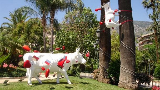 Парад коров на площади перед Гранд-Казино в Монте-Карло