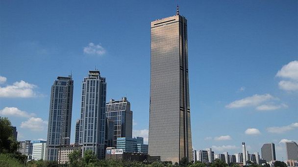 Небоскреб Юксам Билдинг в Сеуле Небоскреб Юксам Билдинг в Сеуле