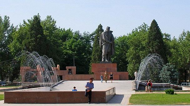 Памятник Садриддину Айни в Душанбе