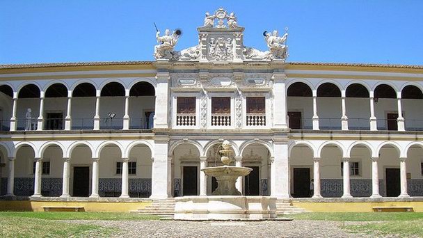 Университет Эворы в Эворе