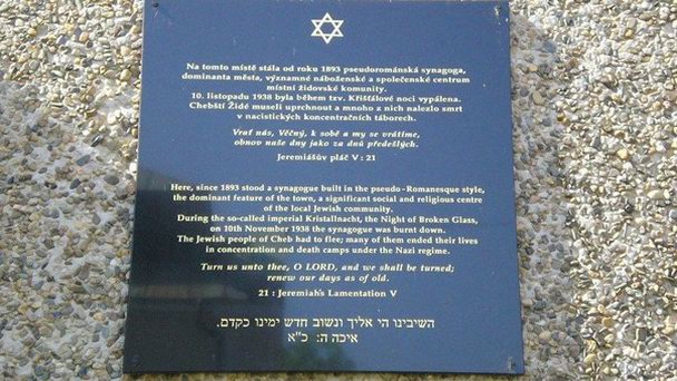 Памятная доска о синагоге в Зноймо