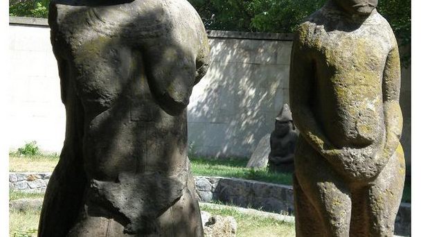 Каменные бабы в Днепропетровске