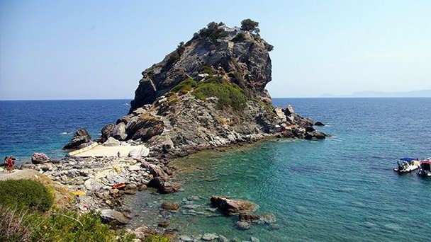 Пляж Периволи в Северных Спорадах