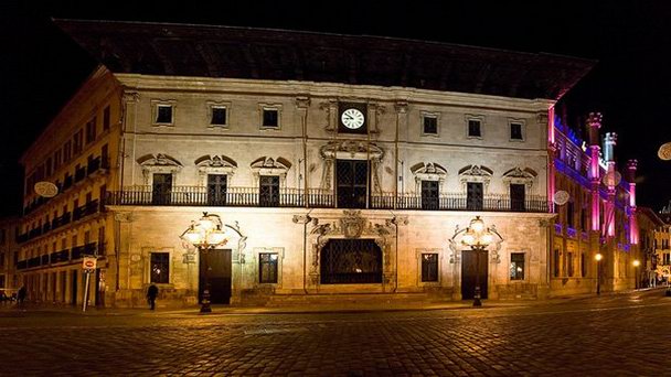 Корт - здание ратуши города Пальма на Мальорке