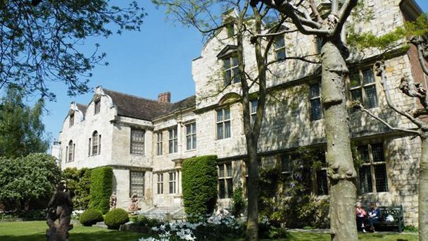 Дом казначеев в Англии