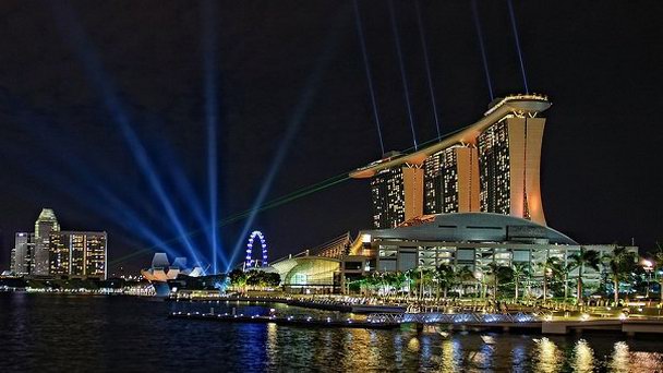 Вечернее лазерное шоу Марина Бей в Сингапуре