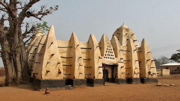 Мечеть в Ларабанге в Моле