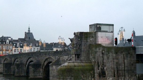 Старый мост Sint Servaasbrug в Маастрихте
