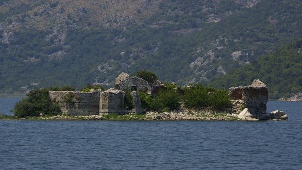 Останки тюрьмы на Скадарском озере в Подгорице