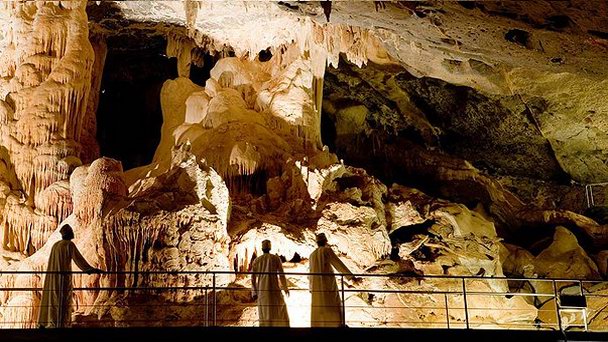 Пещера Аль Хута в Эд-Дахилии