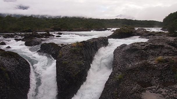 Водопад Петрогуэ в Пуэрто-Монте Водопад Петрогуэ в Пуэрто-Монте