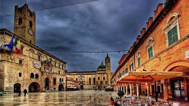 Пьяцца дель Пополо в Асколи Пичено в Эмилия Романии Пьяцца дель Пополо в Асколи Пичено в Эмилия Романии