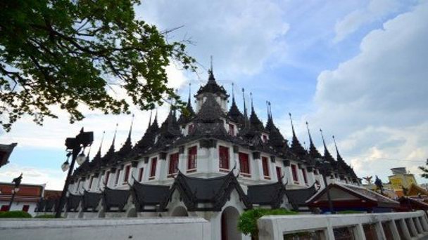 Храм Ват Ратчанадда - Лоха Прасат в Бангкоке