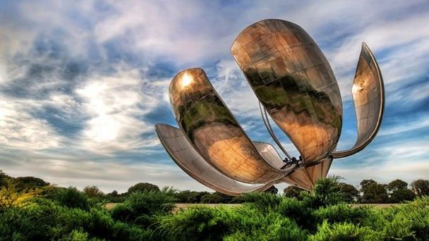 Большой металлический цветок в Буэнос-Айресе