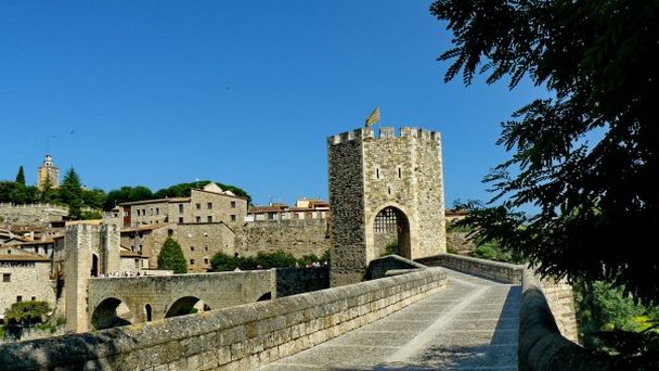 Оборонительный мост Бесалу в Коста Брава