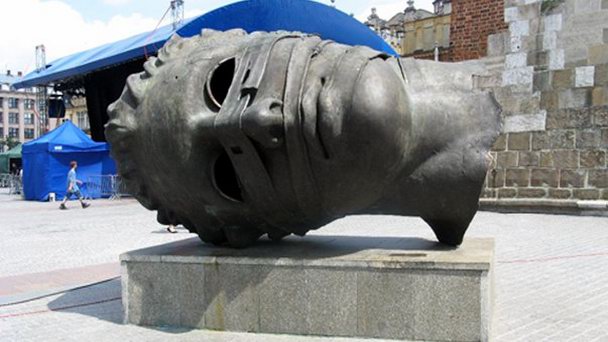 Скульптура Связанный Эрос в Кракове