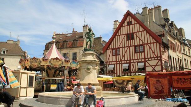 Фонтан Виноградарь в Бургундии