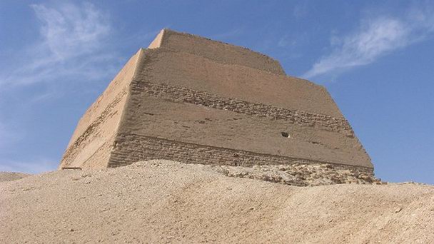 Пирамида в Медуме в Каире