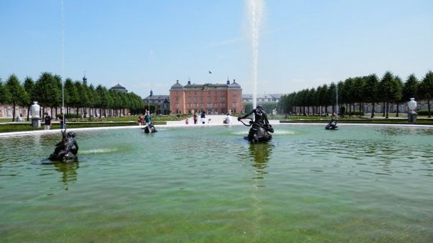 Шветцингенский дворец в Баден-Вюртемберге