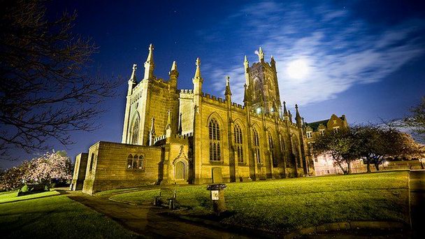 Приходская церковь Олдхема в Англии