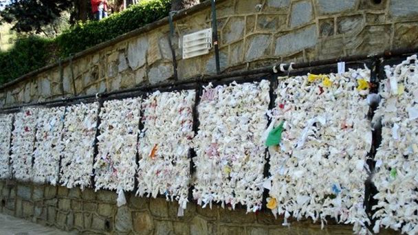 Стена желаний у домика Девы Марии в Измире