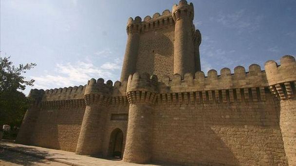 Четырёхугольный замок Мардакян в Баку