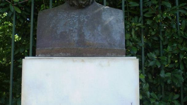 Памятник Софоклу в Афинах