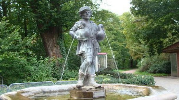Фонтан Мужчина с гусями в Майнингене в Тюрингии