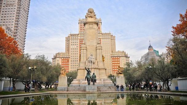Памятник Мигелю де Сервантесу в Мадриде