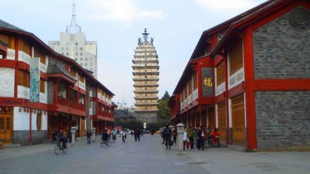 Восточная и Западная пагоды в Куньмине