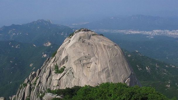 Гора Пукхансан в Сеуле Гора Пукхансан в Сеуле