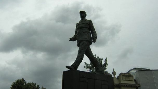 Памятник Шарлю де Голлю в Париже