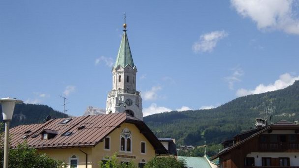 Приходская церковь в Кортина в Доломитовых Альпах