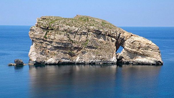 Остров Грибная скала на Гозо Остров Грибная скала на Гозо