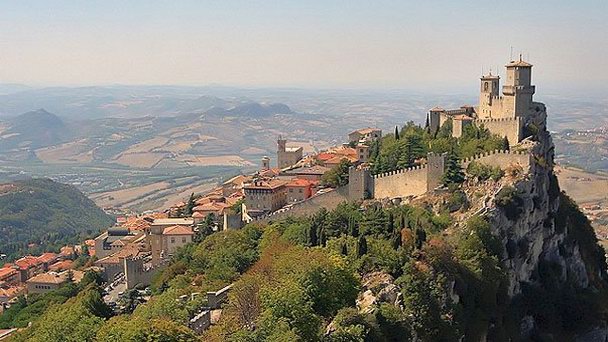 Город-замок Борго-Маджоре в Сан-Марино Город-замок Борго-Маджоре в Сан-Марино