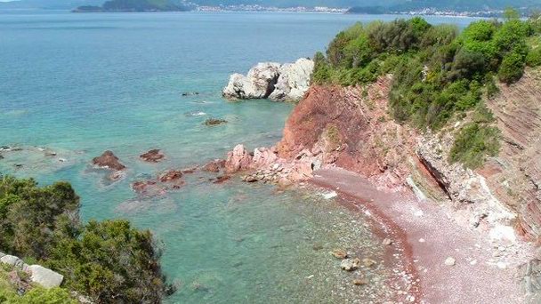 Красный пляж на Барской Ривьере