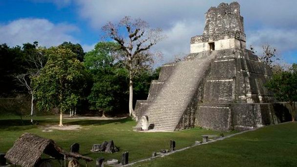 Храм Масок в Тикале в Антигуа-Гуатемале Храм Масок в Тикале в Антигуа-Гуатемале