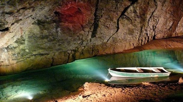 Пещеры Вуки-Хоул в Англии