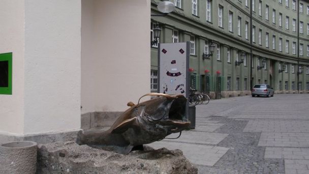 Бронзовая фигурка Сом в Мюнхене