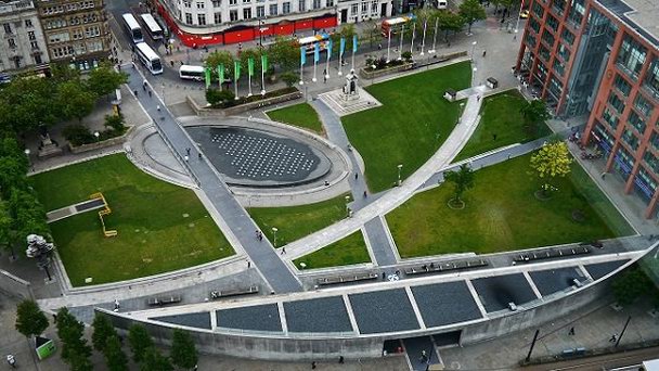 Парк Piccadilly Gardens в Манчестере (фото)