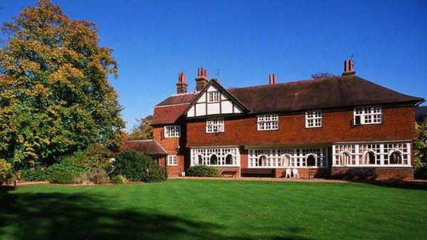 Клэр Холл в Англии