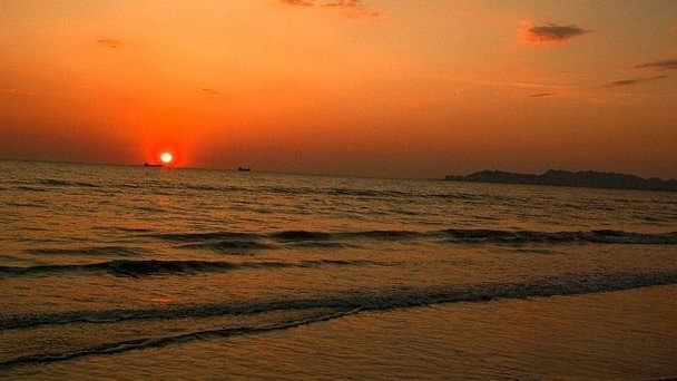 Адриатическое море в Дурресе Адриатическое море в Дурресе