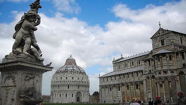 Фонтан на площади Поле чудес в Тоскане