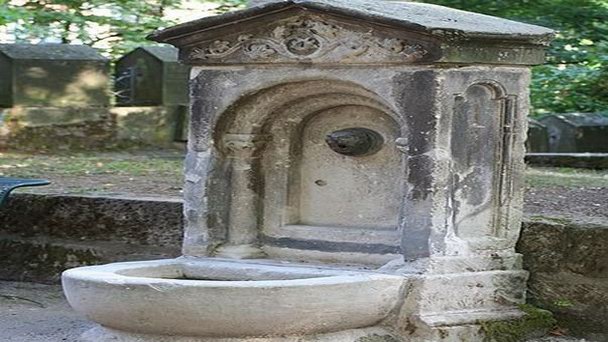 Фонтан Brunnen auf dem Salvatorfriedhof в Баварии